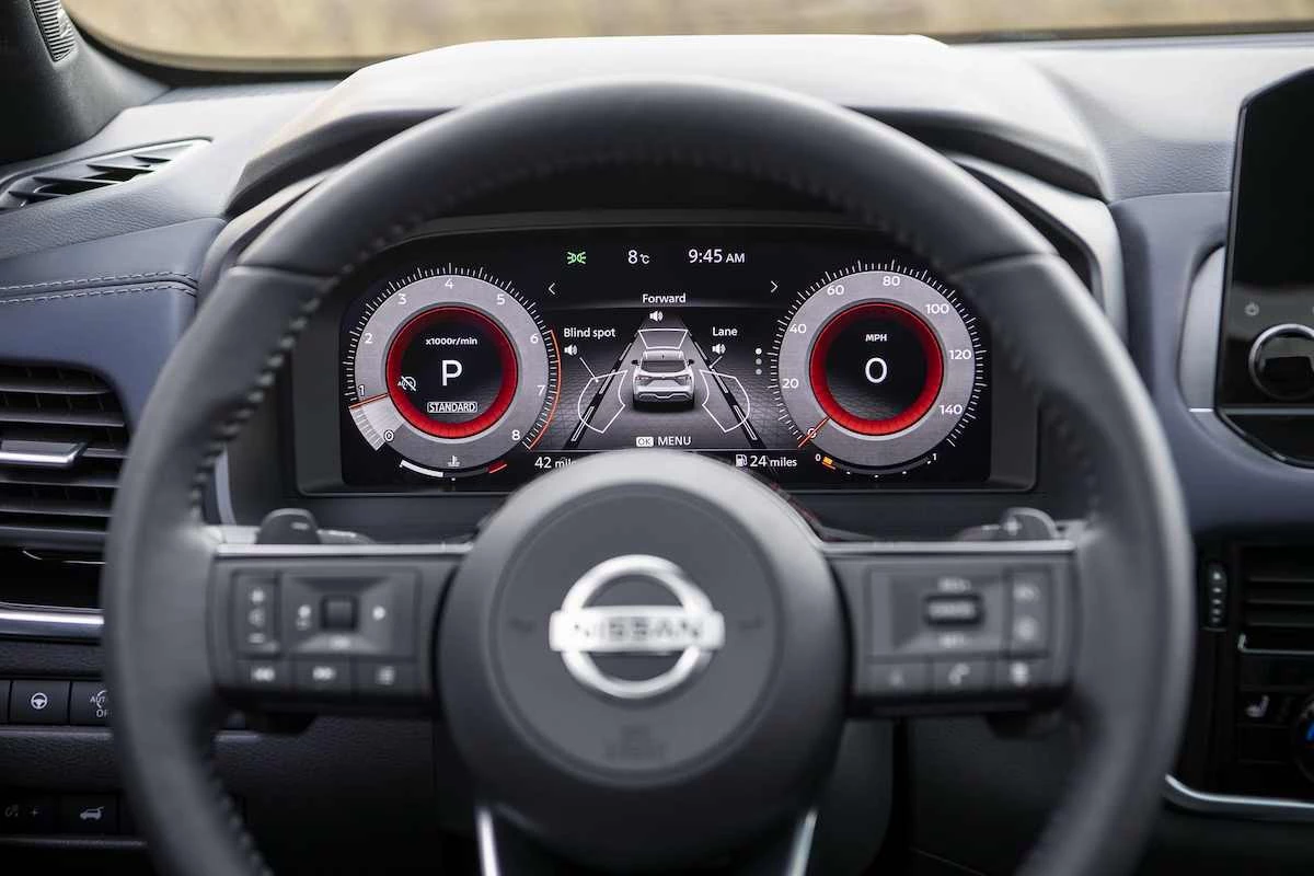 Cuadro de instrumentos digital del Nissan Qashqai 2025 con asistencia a la conducción