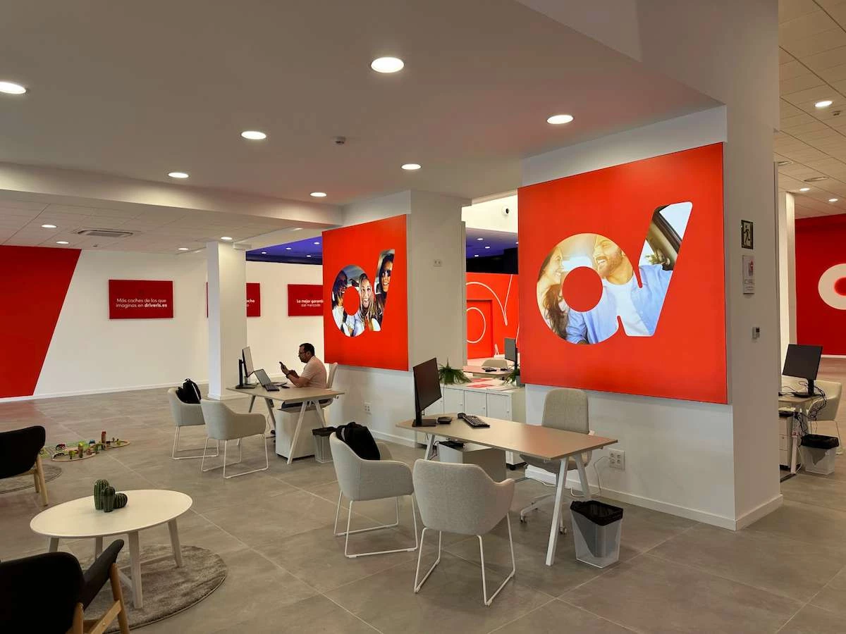 Interior de la nueva tienda Driveris de coches de segunda mano en Huelva