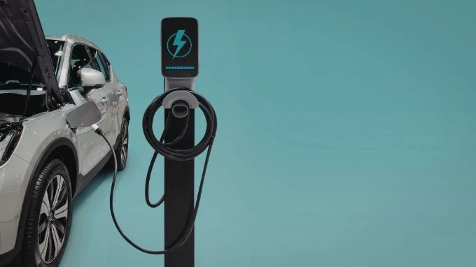 Coche eléctrico cargando