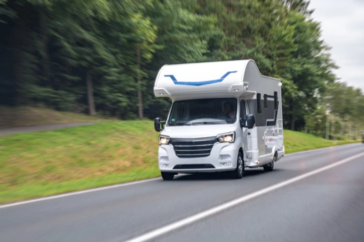 Autocaravana rodando en la carretera