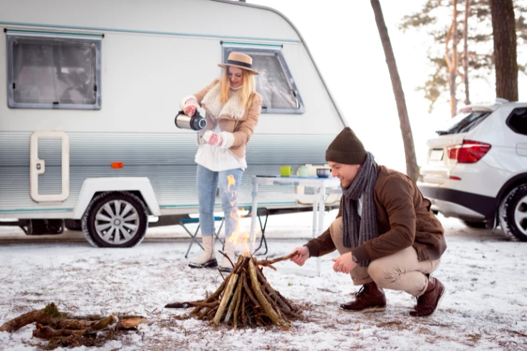 Familia con su autocaravana en el campo