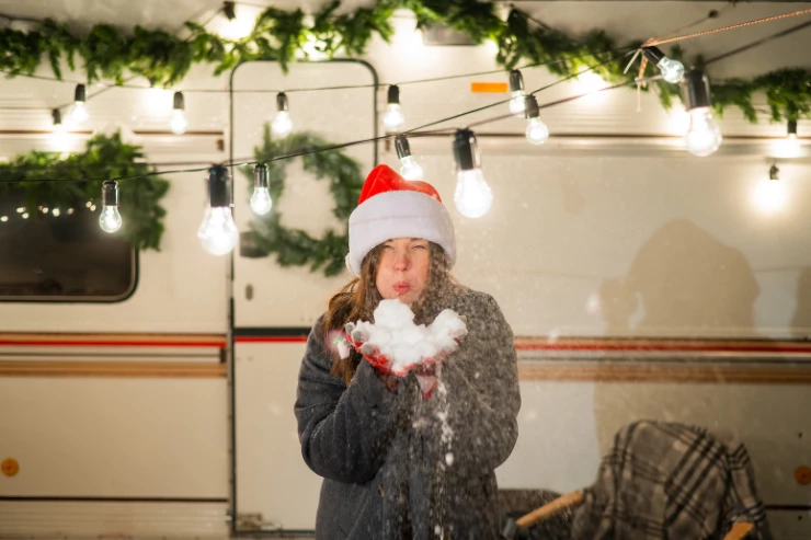 Mujer con gorro de papa noel en una caravana