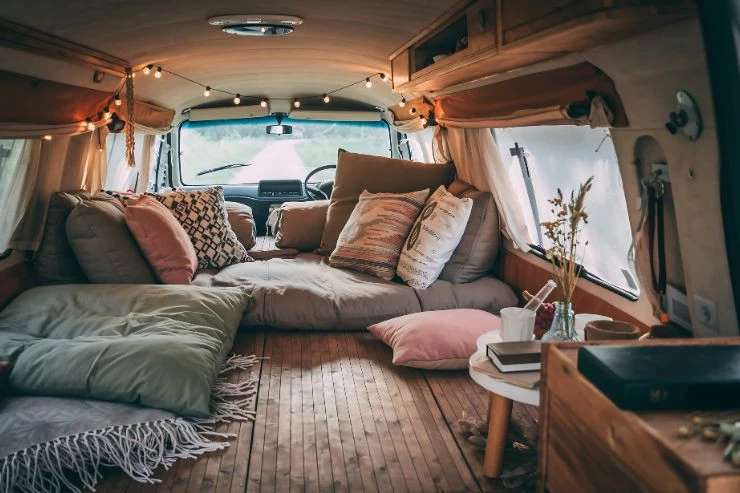 Interior de una camper acogedor con cojines 