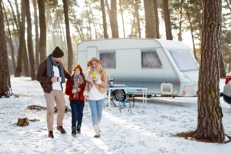 Familia de acampada dando un paseo
