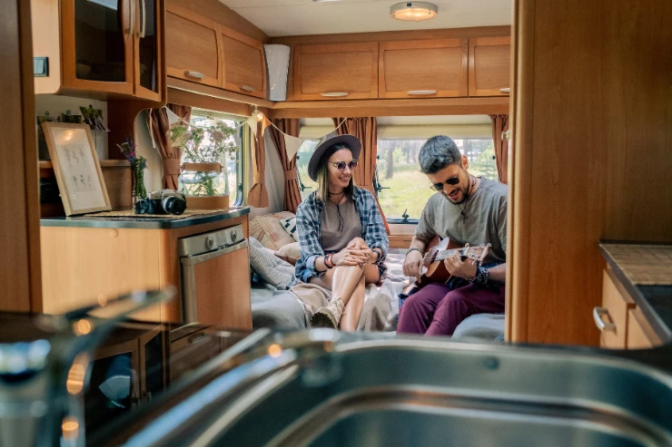 pareja disfrutando de la música en una autocaravana 