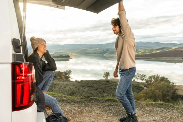  Pareja disfrutando del paisaje del norte