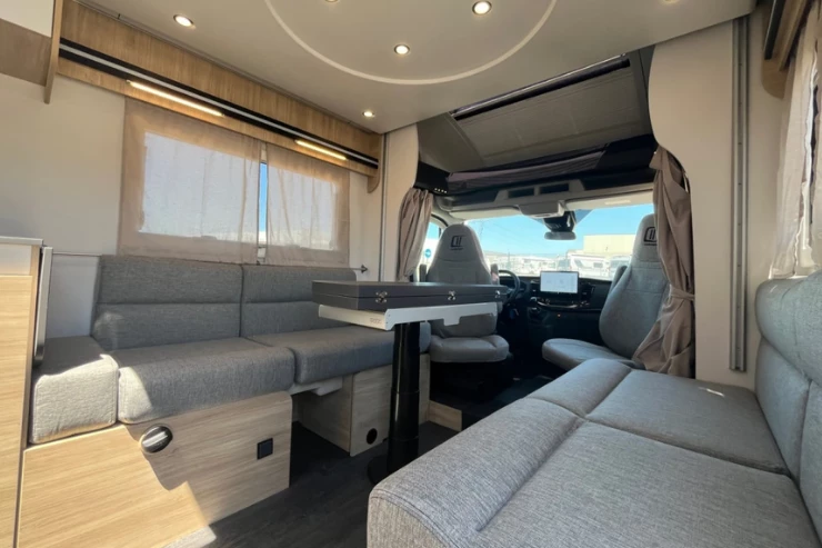 Interior de una autocaravana nueva
