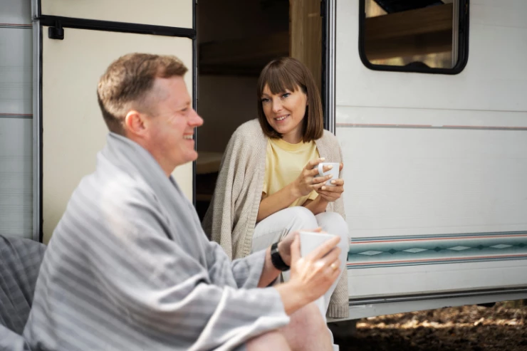 Pareja disfrutando de un cafe en su autocaravana