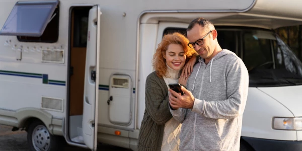 Pareja tasando su autocaravana