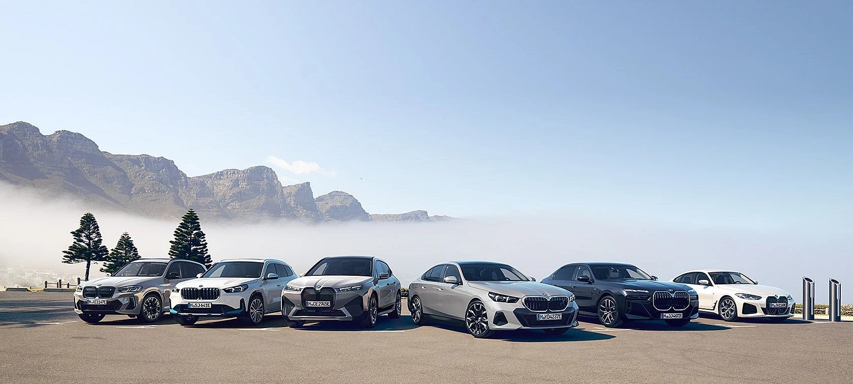 Interior del concesionario oficial BMW en Sevilla con vehículos de ocasión expuestos