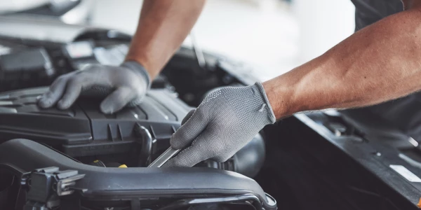 Revisión del motor de un coche