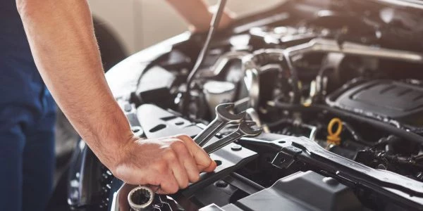 Brazo de hombre reparando un motor