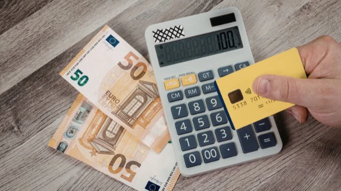 dinero y una calculadora