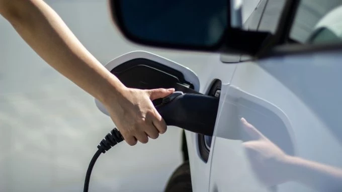 Coche eléctrico cargándose