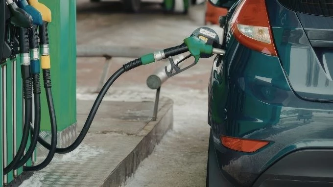 Coche echando gasolina
