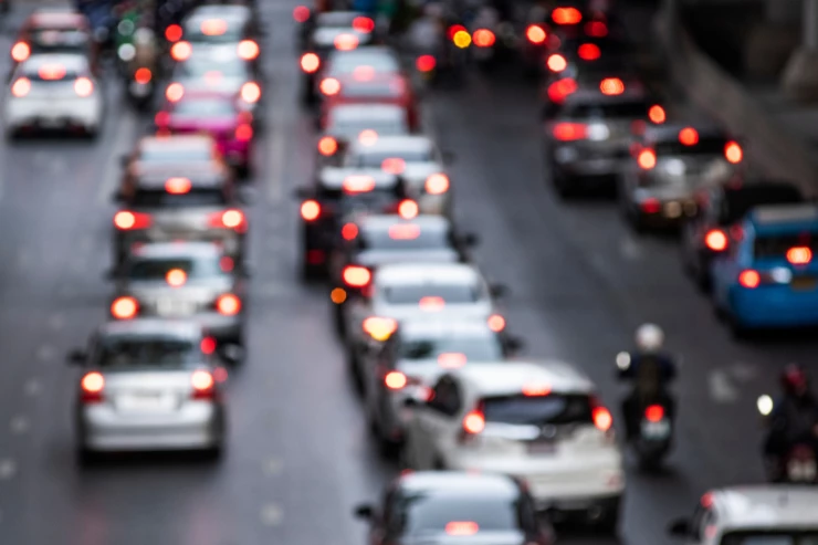 Coches siguiendo las nuevas señales de tráfico