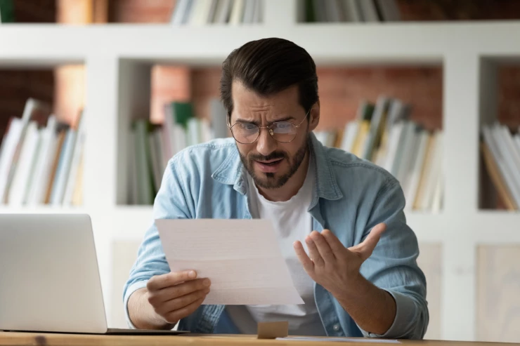 Hombre sorprendido que recibe una multa