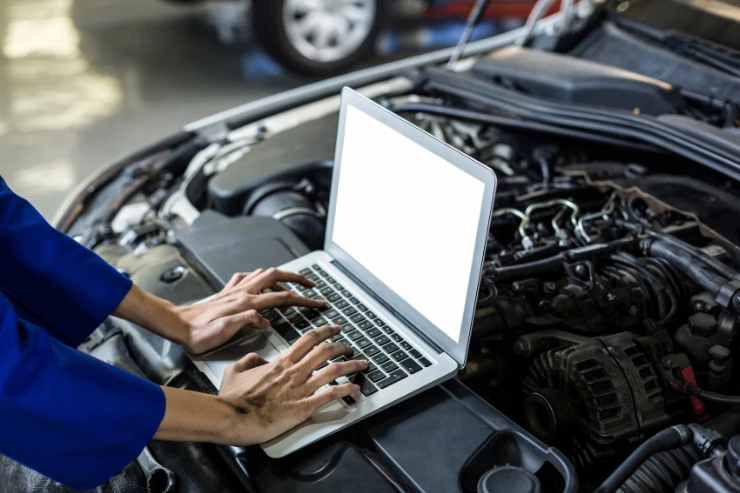 Tecnico mecánico revisando el coche para la itv