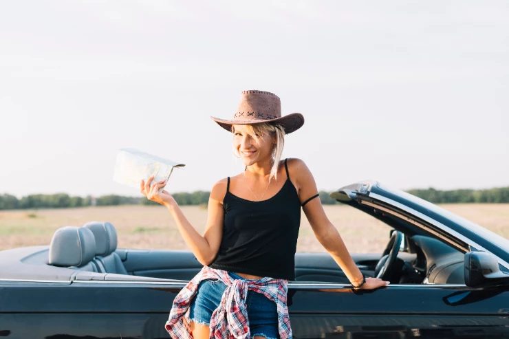 Mujer en un deportivo alquilado