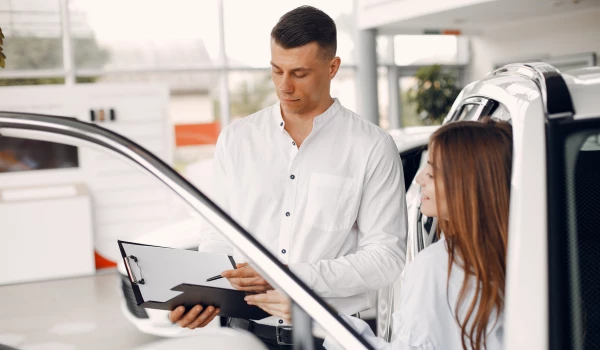 Hombre tasando un coche en Cars&Dreu