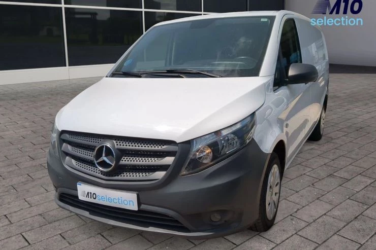 Exterior de una furgoneta blanca mercedes