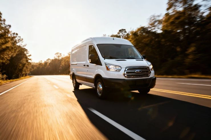 Furgoneta blanca conduciendo en una carretera