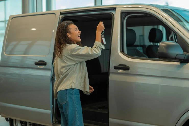 Chica feliz tras la compra de su furgoneta en M10