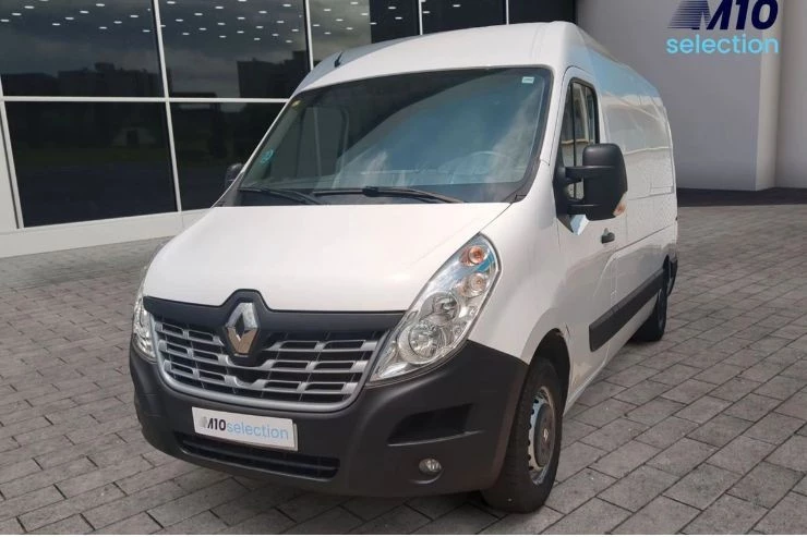 Furgoneta Blanca en el exterior