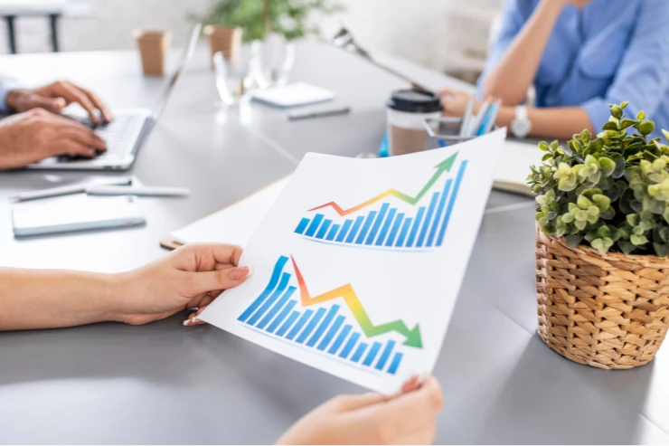 Reunión de negocios con documentos de estaditicas