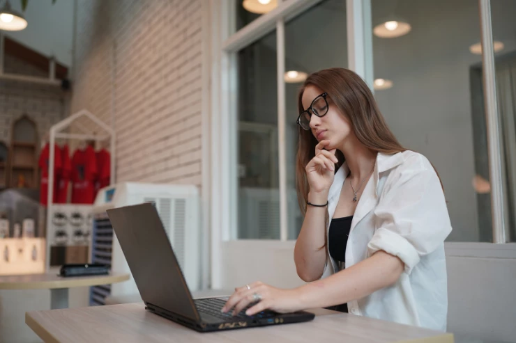 Mujer emprendedora revisando el portatil