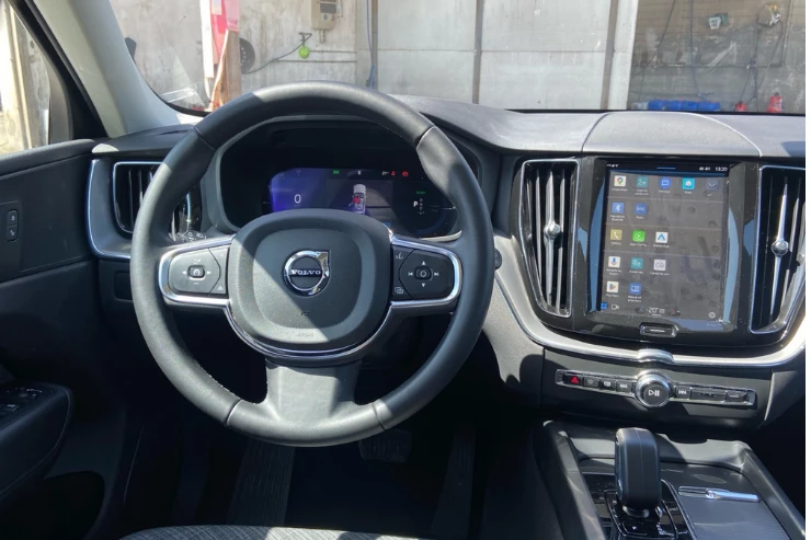 Cuadro de mandos y volante del Volvo seminuevo