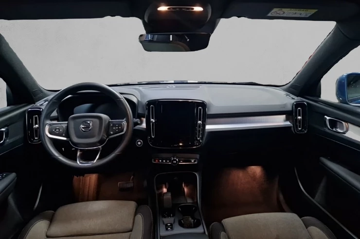 Interior de un coche Volvo de segunda mano