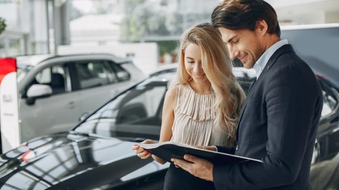 Revisión profesional para confirmar el valor de tasación de un coche