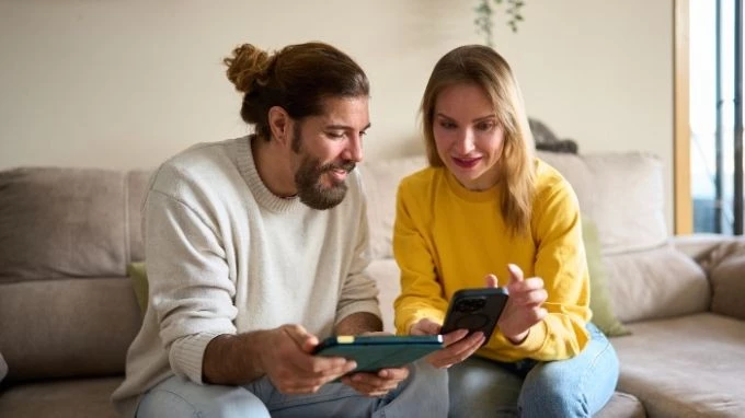 Personas comparando balizas