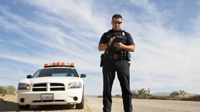 Policía multando