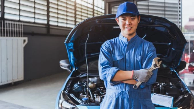 Mecánico arreglando el coche en el taller
