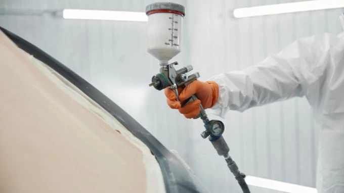 Mecánico pintando el coche