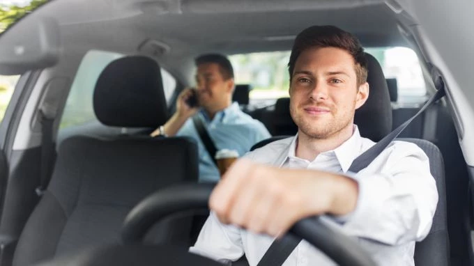 Persona tranquila tras la revisión de su coche