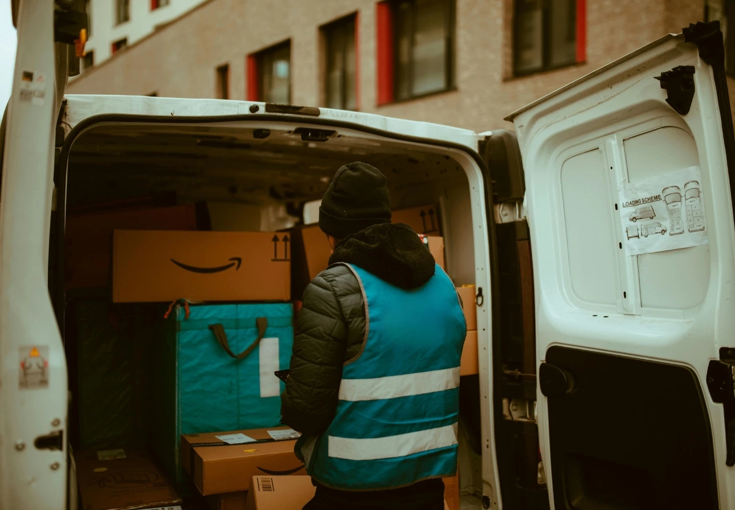 Furgonetas para autónomos repartidores de Amazon y paquetería: Cómo elegir el vehículo ideal
