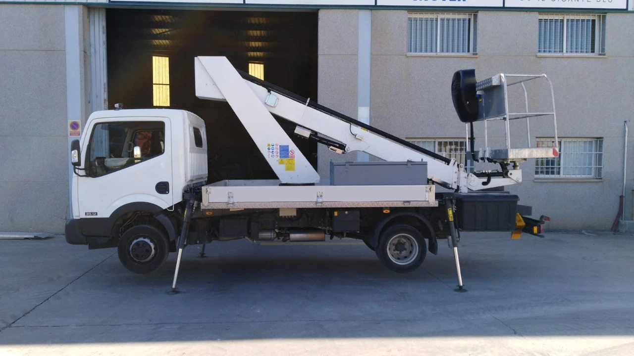 camion con cesta elevadora