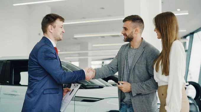 Personas tasando el coche