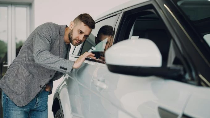 Persona revisando el coche