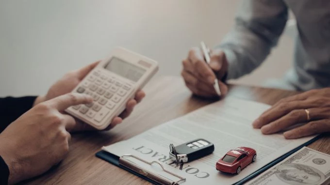 Persona financiando su coche