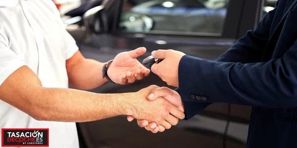 Dos personas dándose la mano tras la tasación del coche