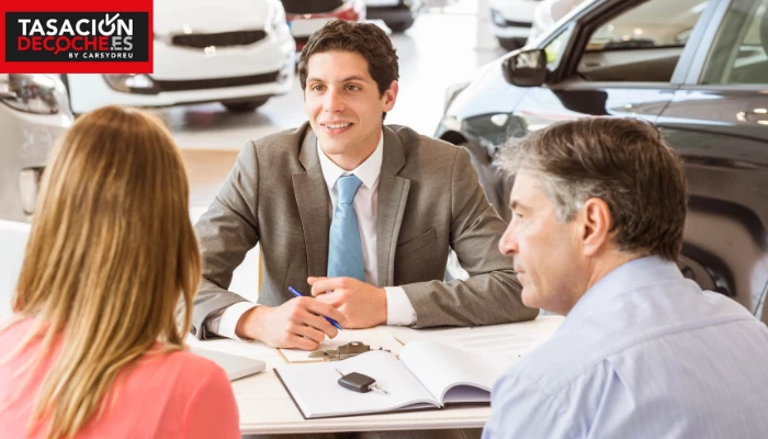 Pareja negociando la venta de su coche