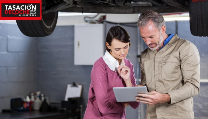 Experto tasando un coche