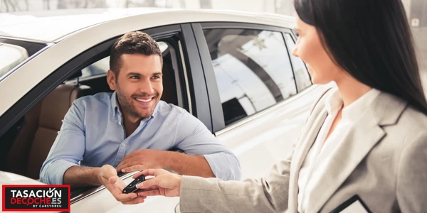 Hombre vendiendo sus coche