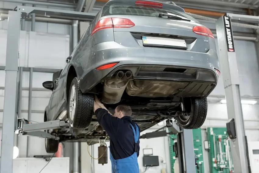 Un coche pasa la revisión del mecánico antes de la prueba ITV
