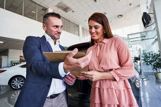 mujer contratando vehículos de renting