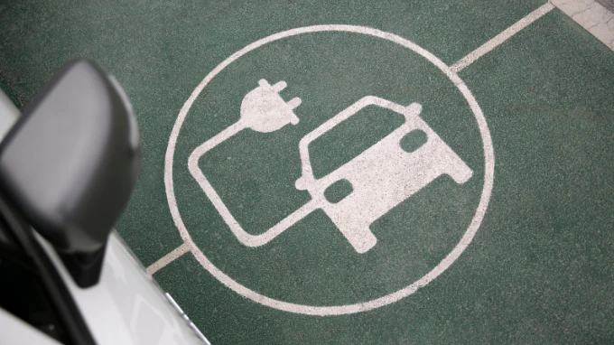Aparcamiento de coches electricos de segunda mano